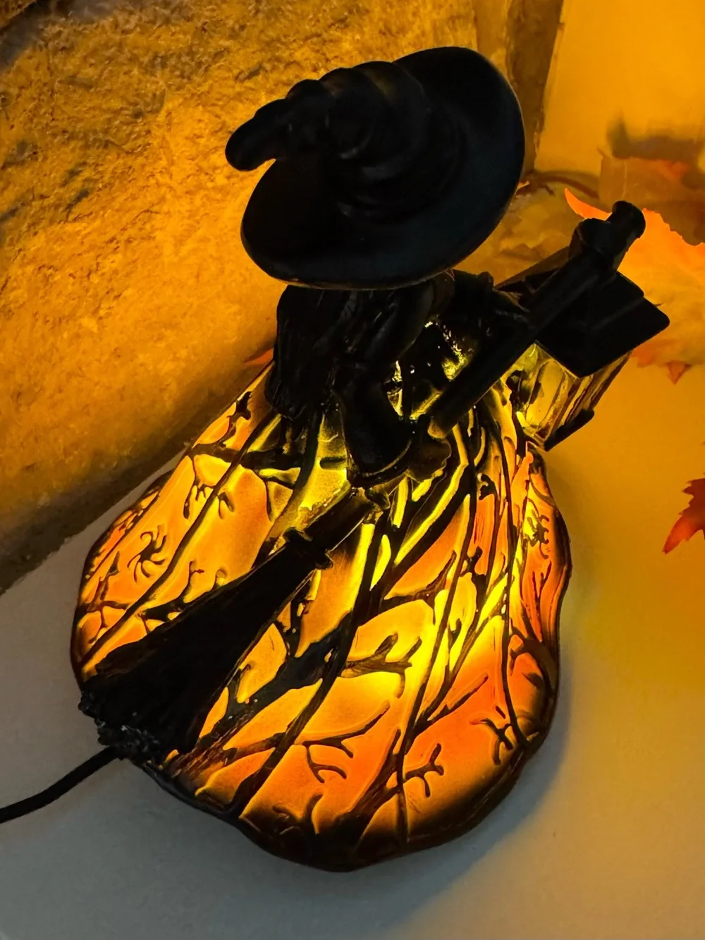 New Halloween RESIN Witch w/ Broom & Lantern USB Warm White Night Light Lamp 6”